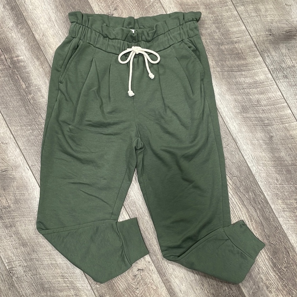 Lou & Grey paper bag waist joggers.